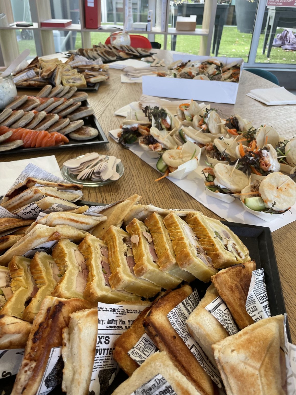 Buffet d'événement COMER, croques, bao et blinis de saumon