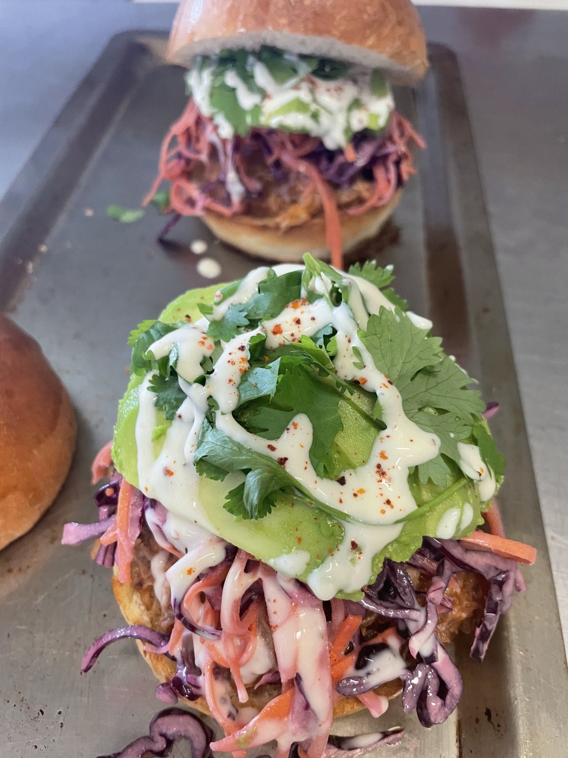 Burger brioché COMER, effiloché, slaw et avocat