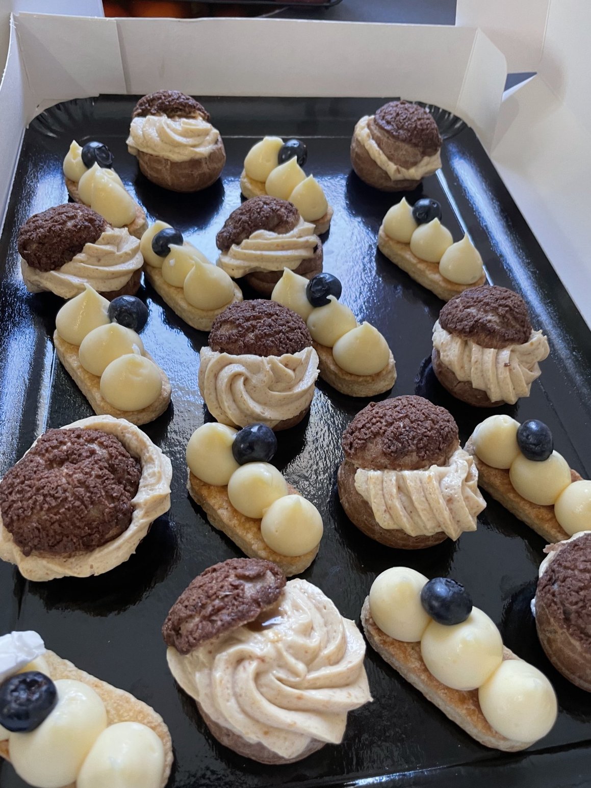 Choux et éclairs à la crème pralinée et myrtilles, COMER