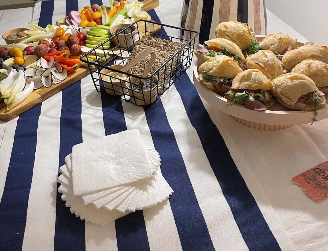 Crudités, sandwichs et plateaux préparés par COMER pour une pause de séminaire