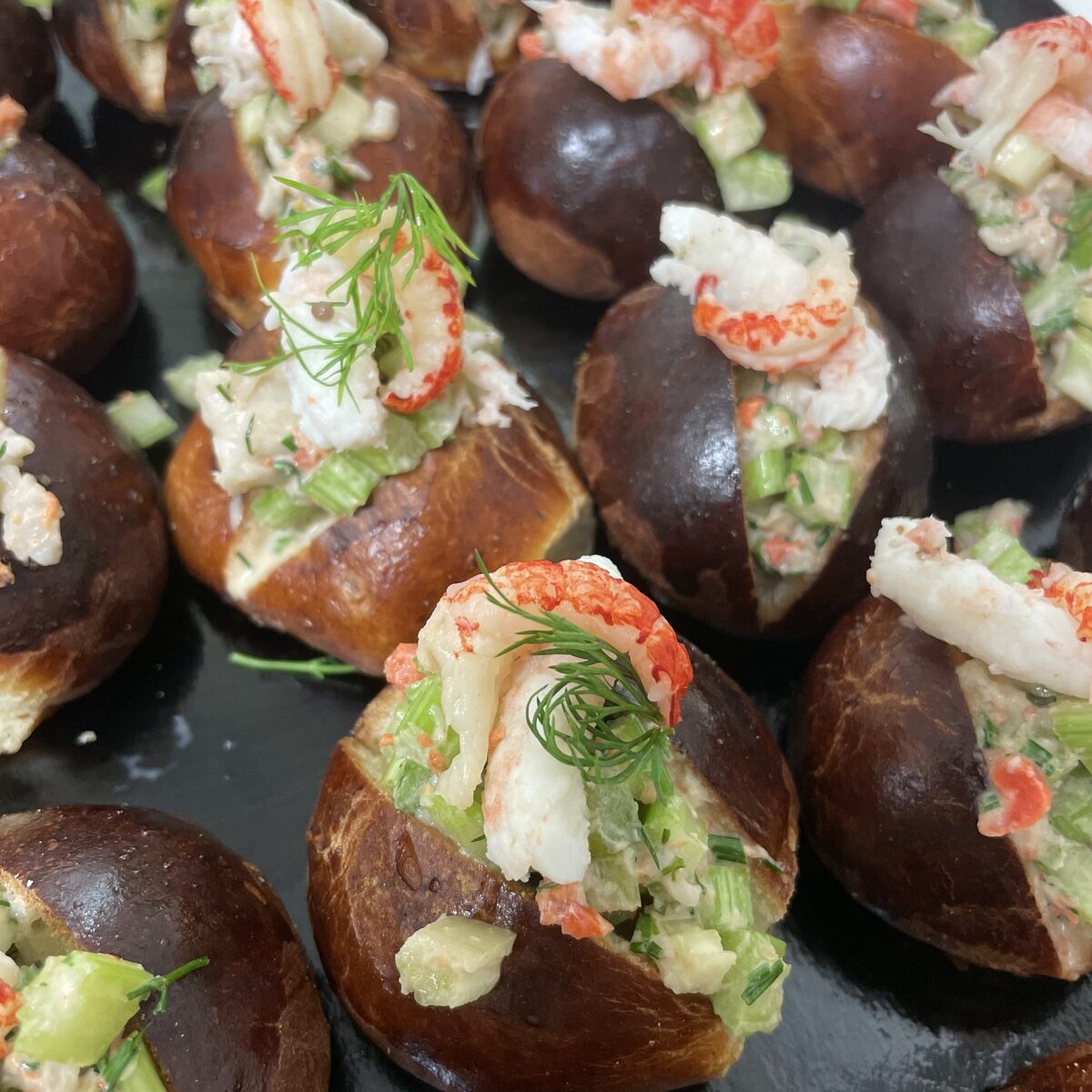 Lobster roll préparé par COMER Traiteur pour un séminaire à Biarritz