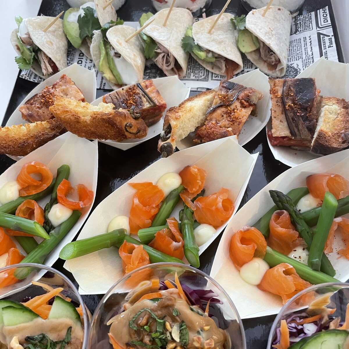 Wraps au saumon préparés par COMER pour une livraison de plateaux repas à Anglet