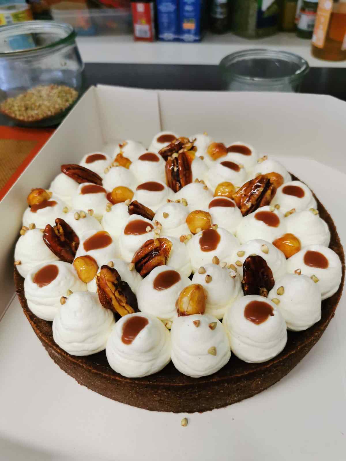Tarte meringuée, pécan & caramel, COMER Traiteur