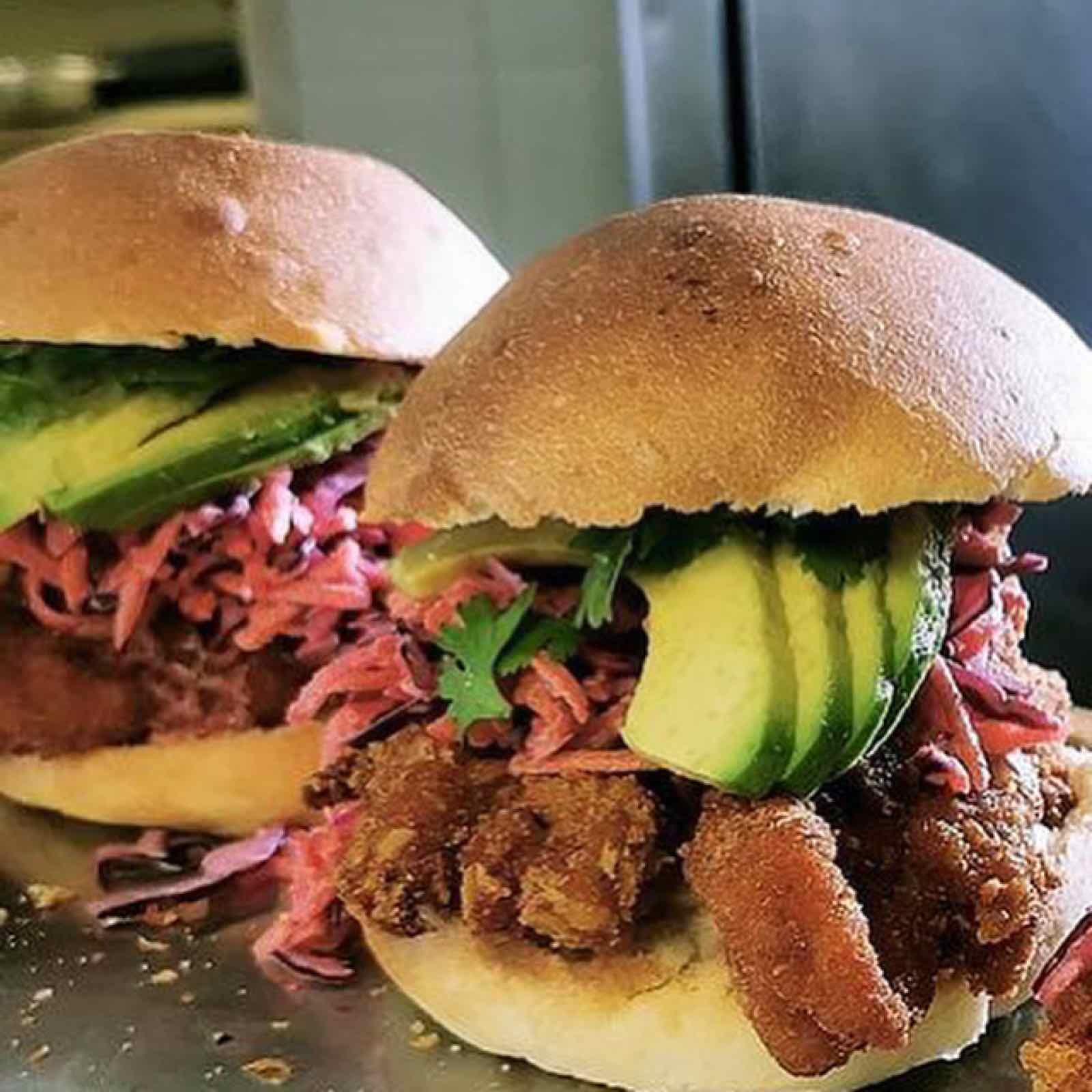 Burger croustillant, avocat & chou rouge, COMER Traiteur