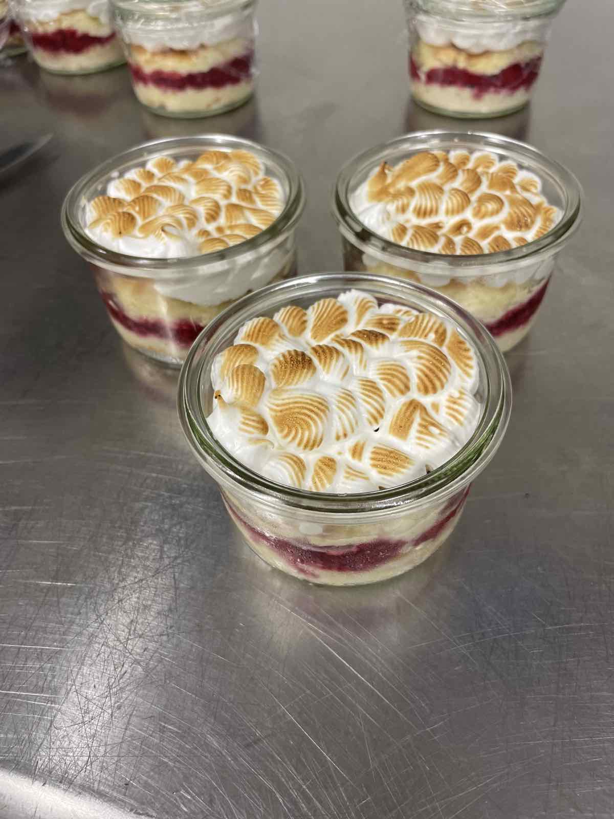 Verrines meringuées aux fruits rouges, COMER Traiteur