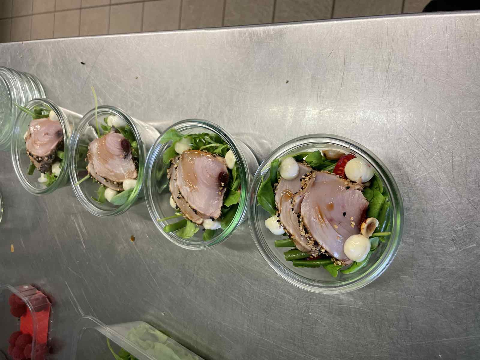 Tataki en verrine, mâche & mozzarella, COMER Traiteur