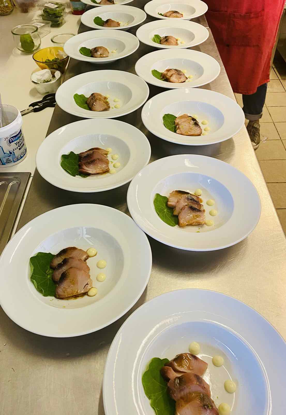 Tataki dressé sur feuille de capucine, COMER Traiteur