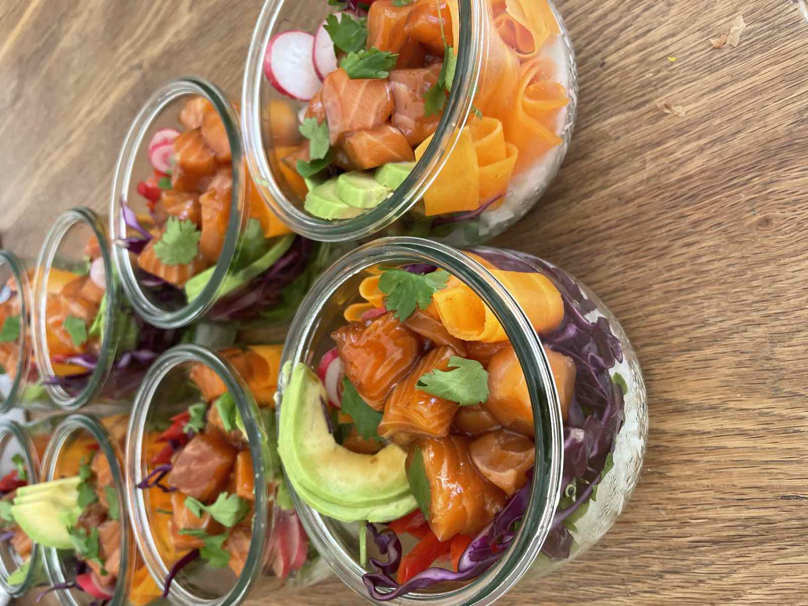 Poke de saumon, avocat & légumes, COMER Traiteur