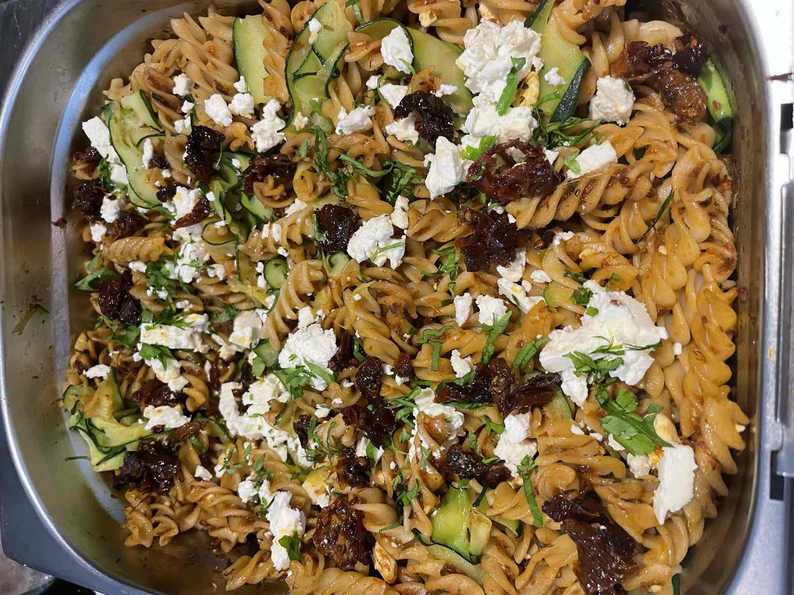 Salade de pâtes, feta & tomates séchées, COMER Traiteur
