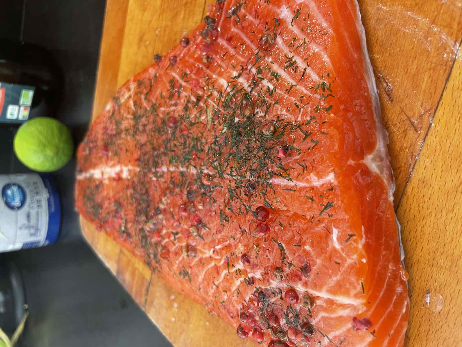 Pavé de saumon mariné, poivre rose et aneth, COMER Traiteur