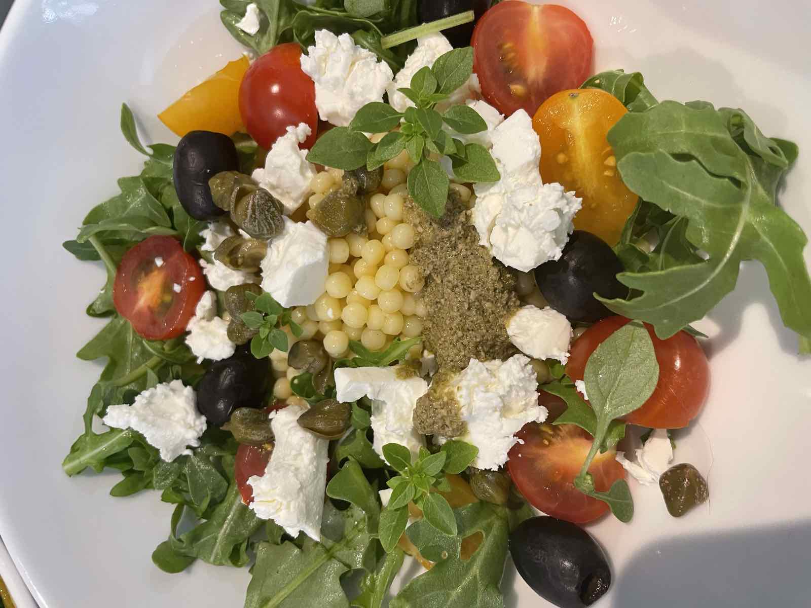Salade de chèvre frais, tomates & olives, COMER Traiteur