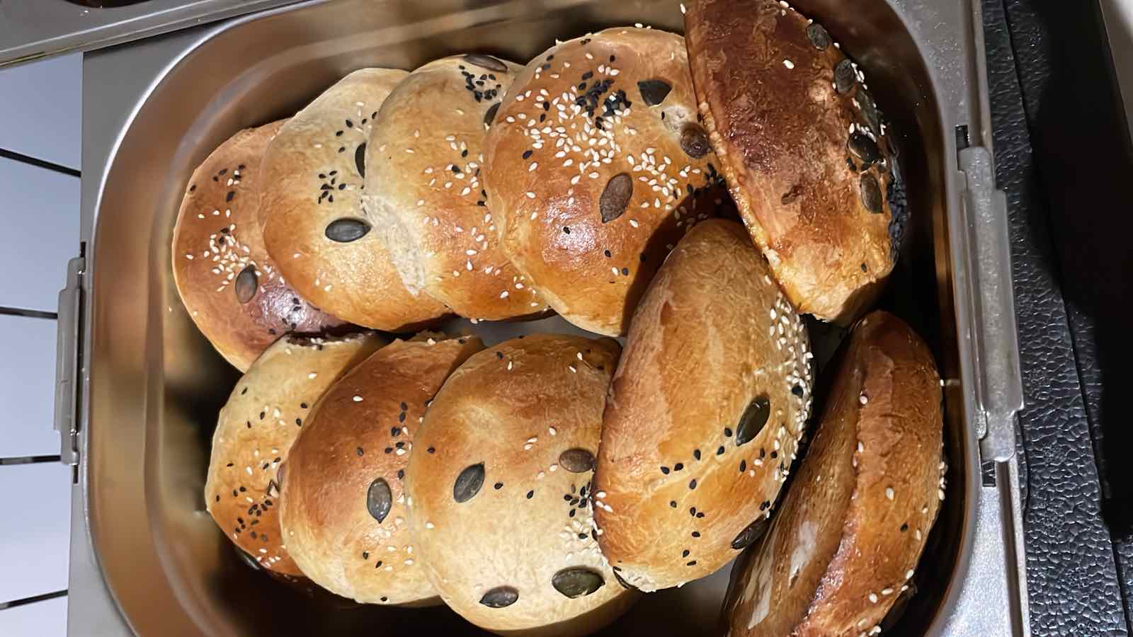 Petits pains artisanaux aux graines, COMER Traiteur
