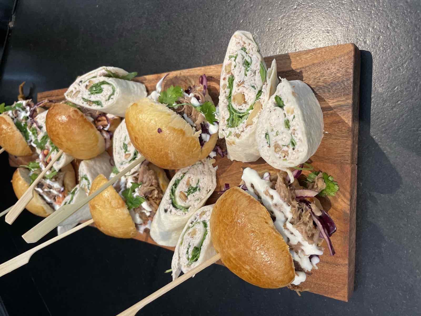 Sliders effilochés et roulés au poulet, COMER Traiteur