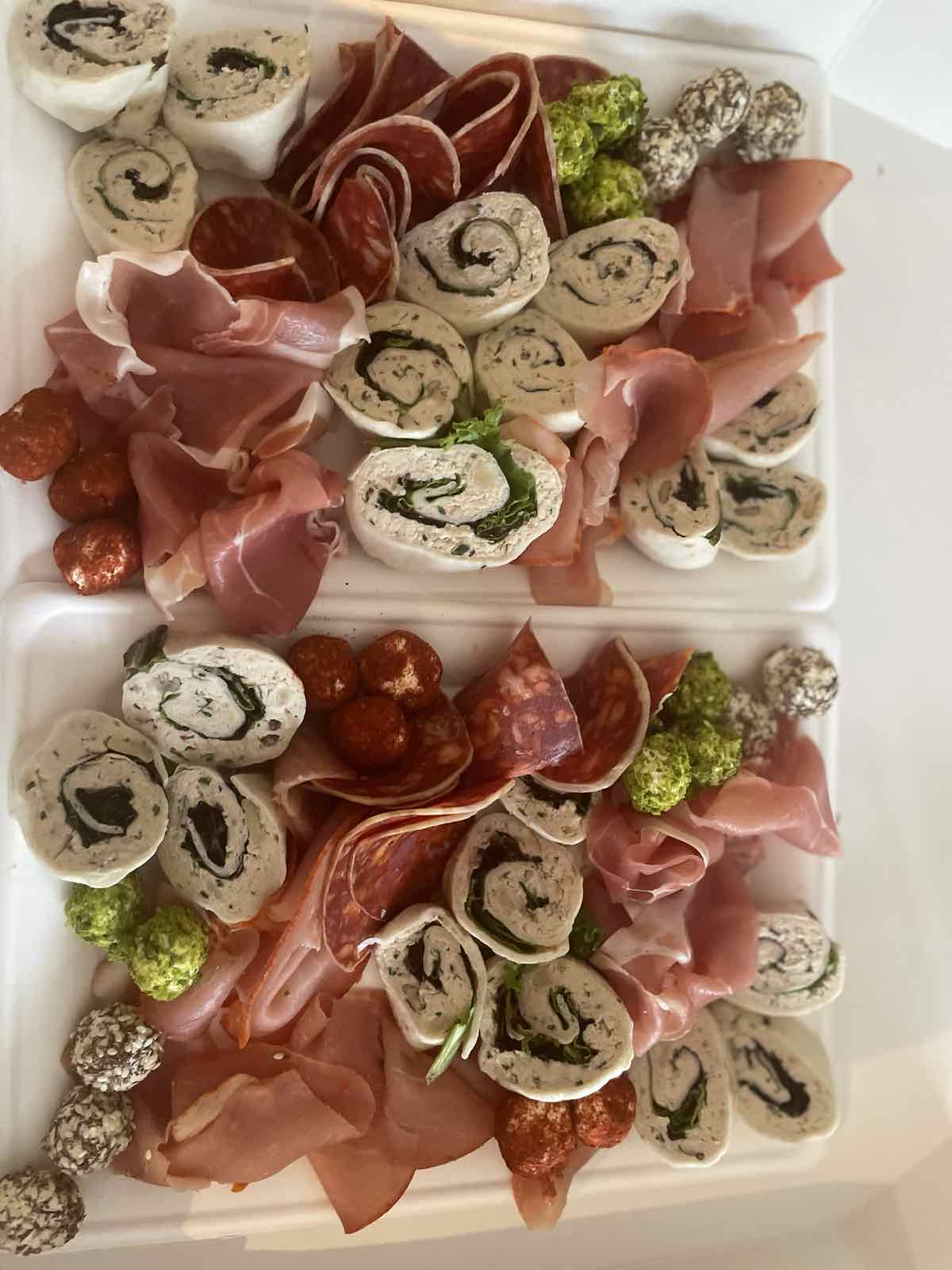 Plateau de charcuterie & roulés au chèvre, COMER Traiteur