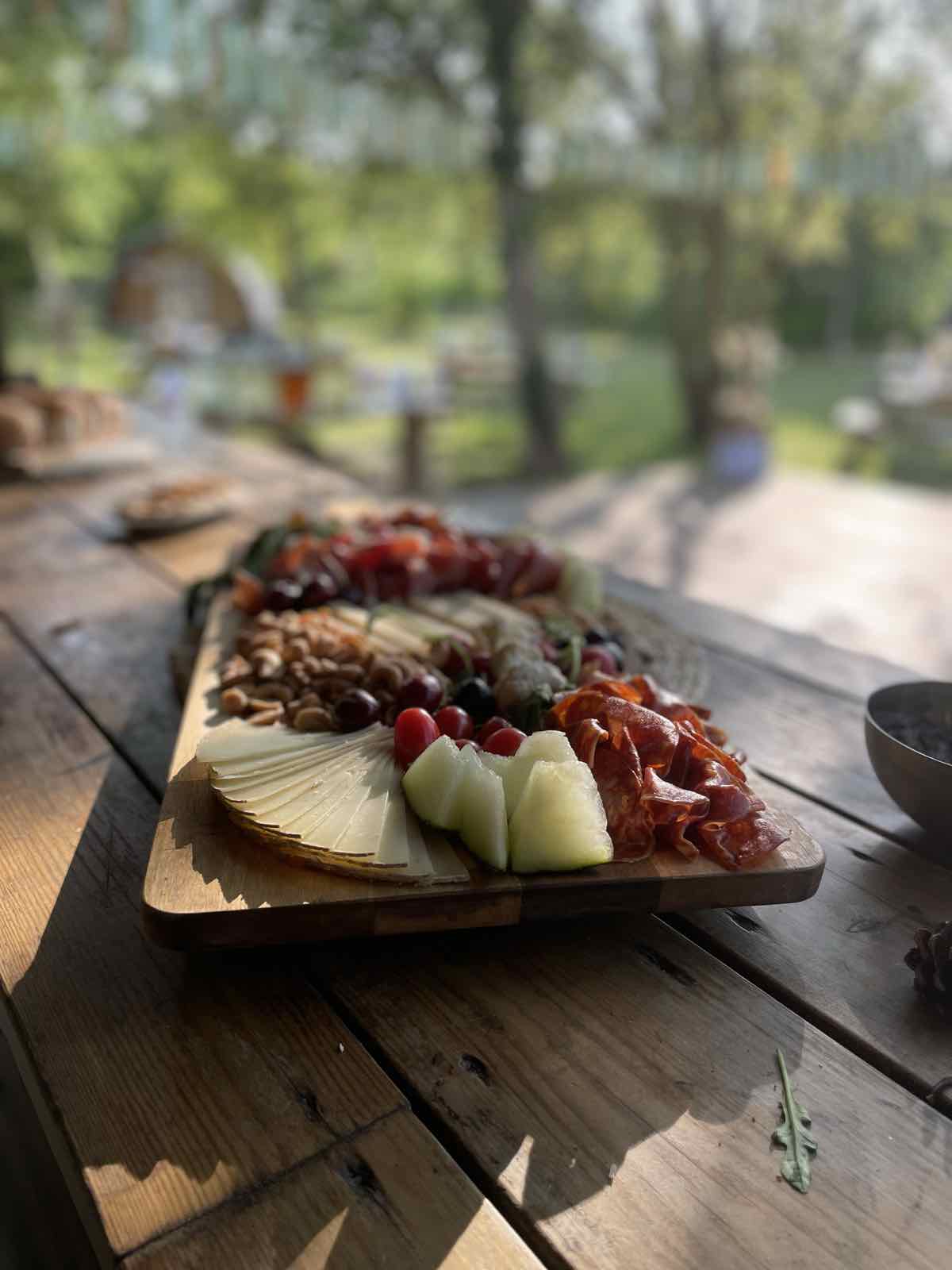 Planche gourmande sur table champêtre, COMER Traiteur