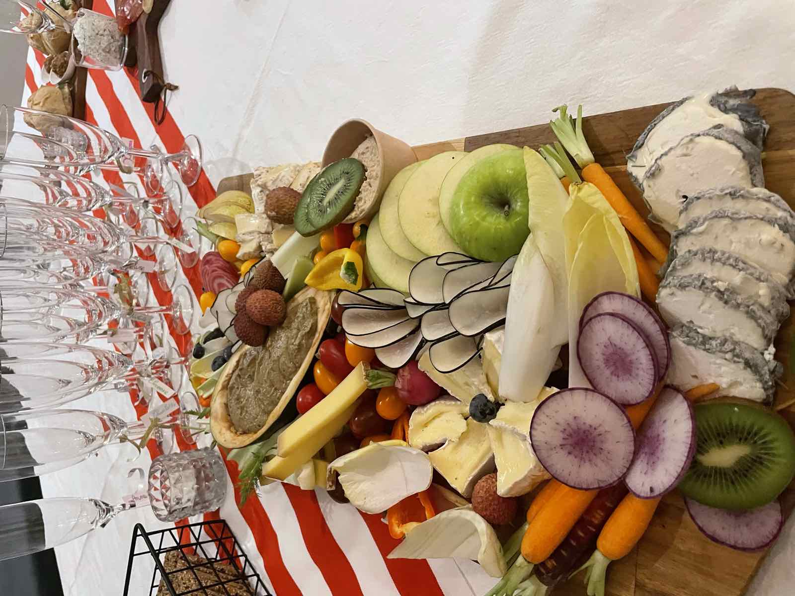 Grand plateau de fromages, fruits et crudités, COMER Traiteur