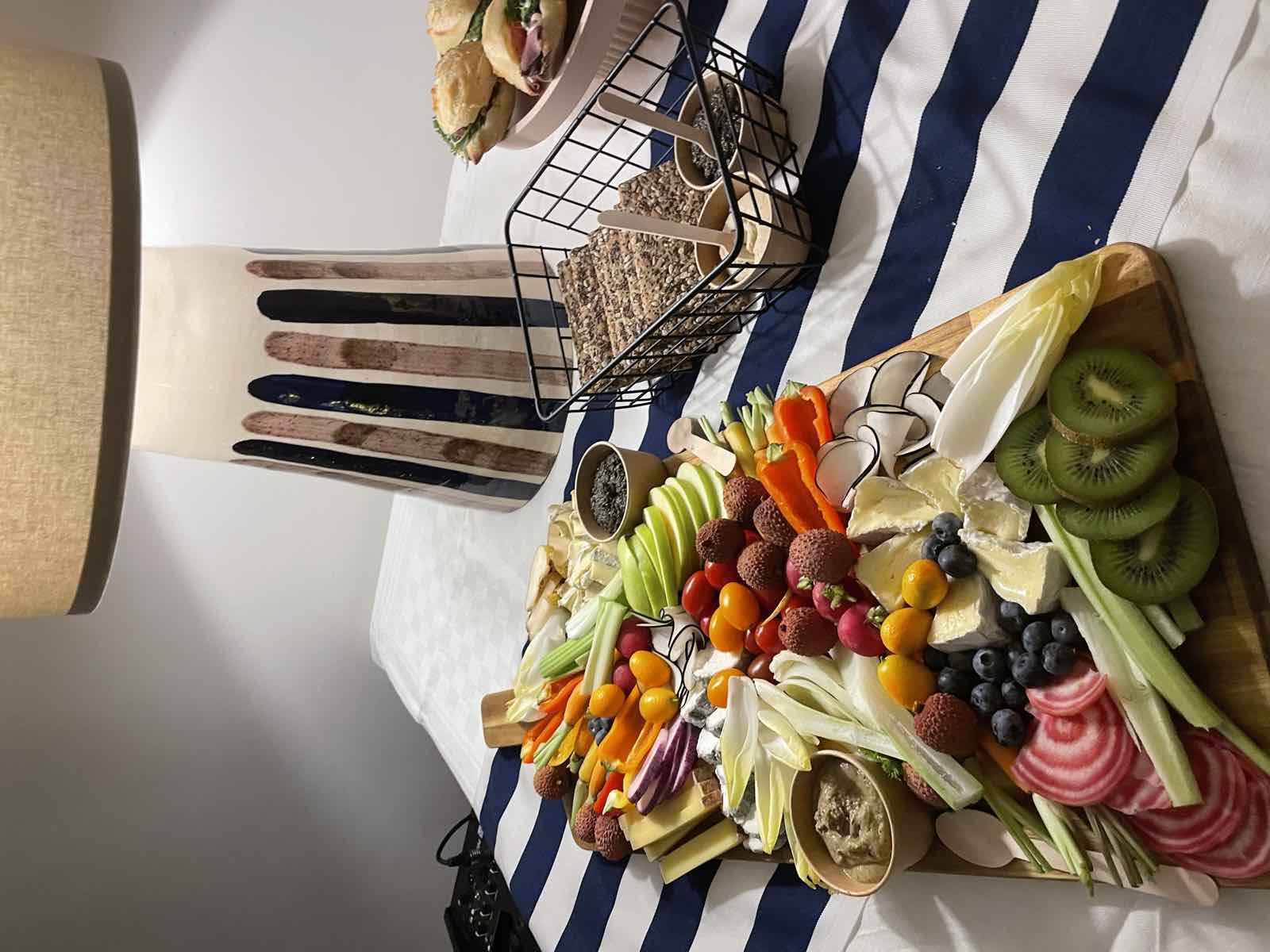 Crudités, dips & sandwichs artisanaux, COMER Traiteur