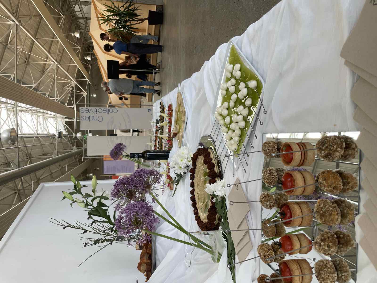 Buffet d'événement COMER, fleurs et canapés